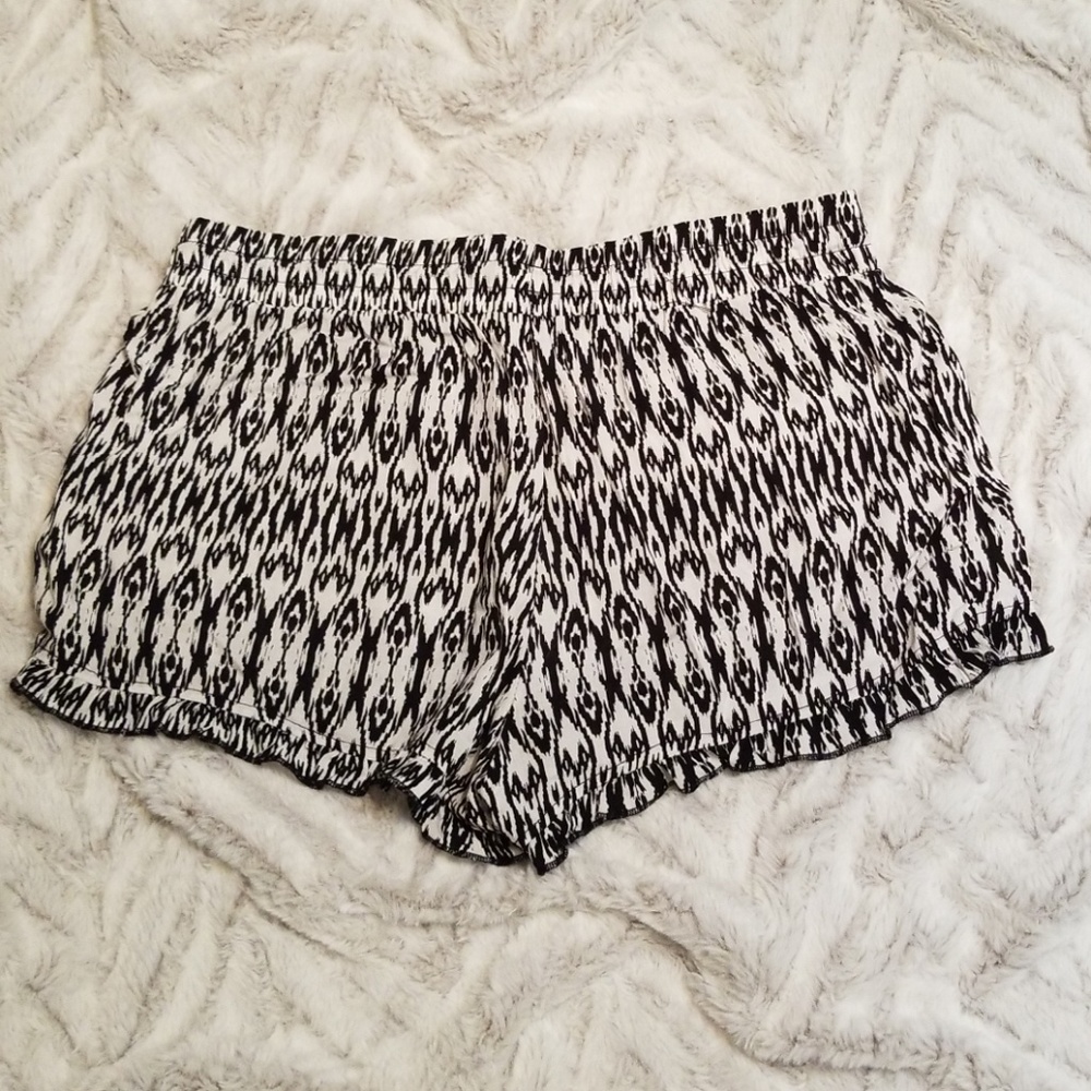 New Ruffled Hem Shorts - Picture 2 of 2